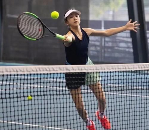 她保持严格 她保持严格